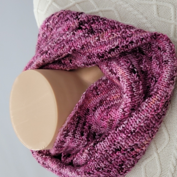 🟣HAND-KNIT Pink Marble Cowl - Picture 5 of 7